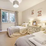 2 Bed In Oc-sz579 Ferienhaus *